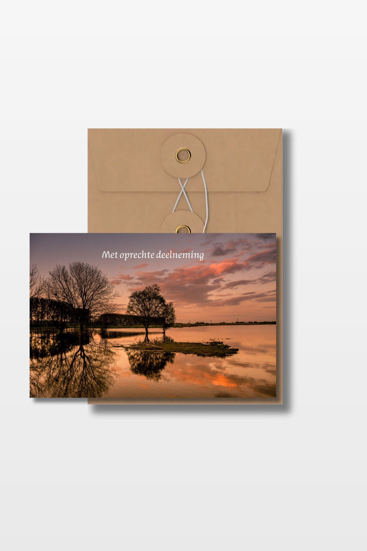 Condoleancekaart met de tekst 'Oprechte Deelneming' en een foto van een zonsondergang over de Nieuwe Dortsche Biesbosch met een bruine envelop