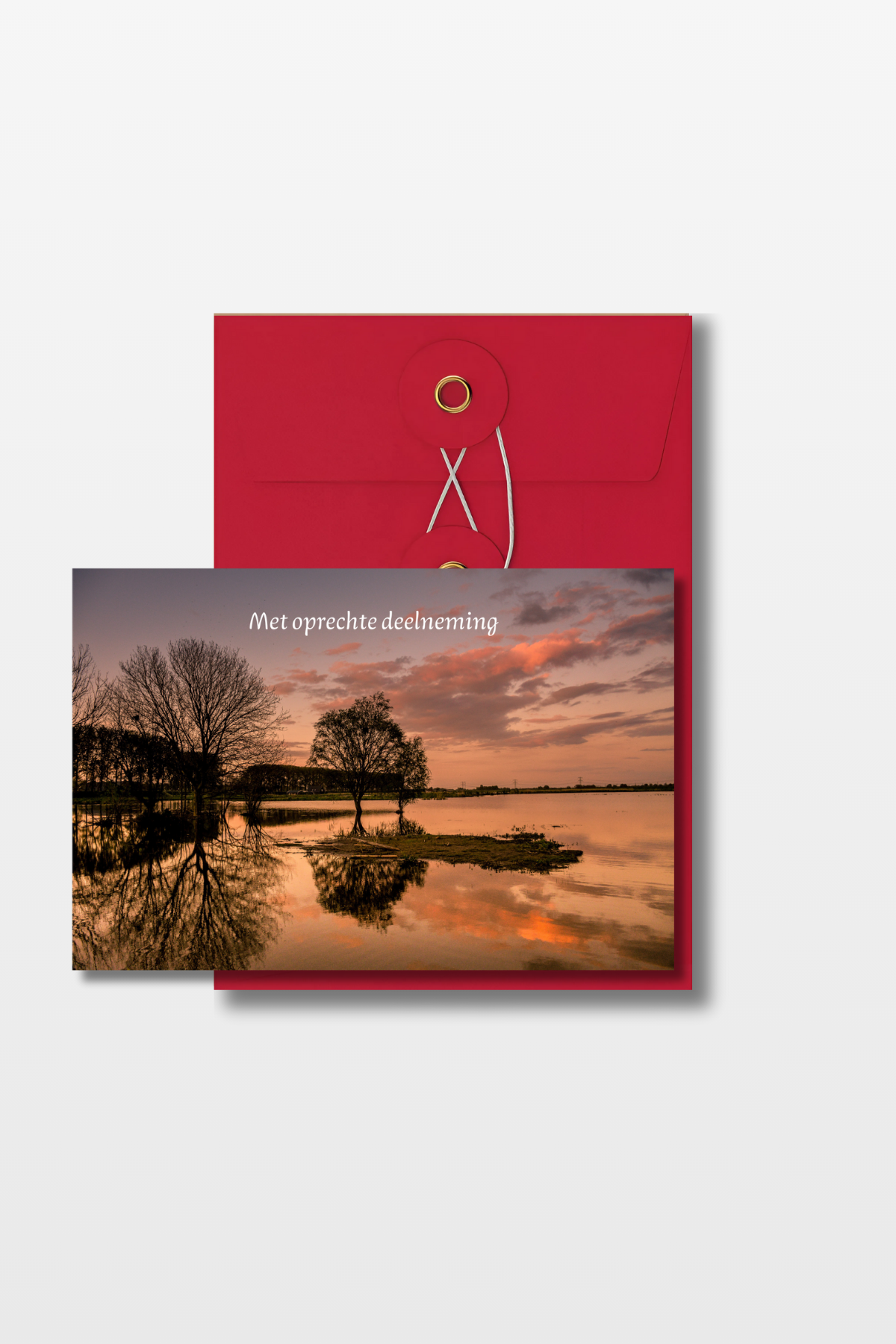 Condoleancekaart met de tekst 'Oprechte Deelneming' en een foto van een zonsondergang over de Nieuwe Dortsche Biesbosch met een rode envelop