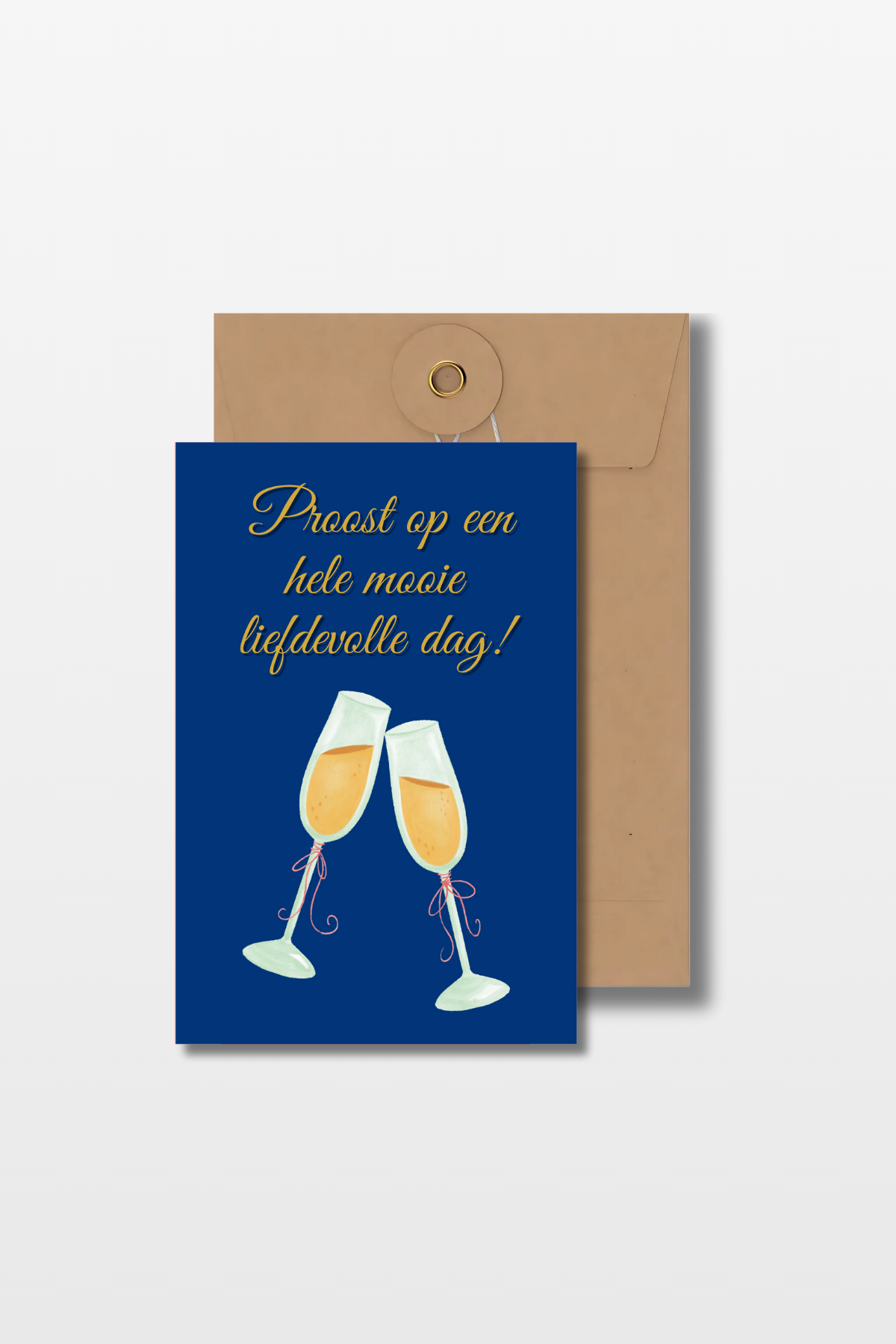 Huwelijkskaart met de tekst 'Proost op een hele mooie liefdevolle dag' en twee proostende glazen met een bruine envelop