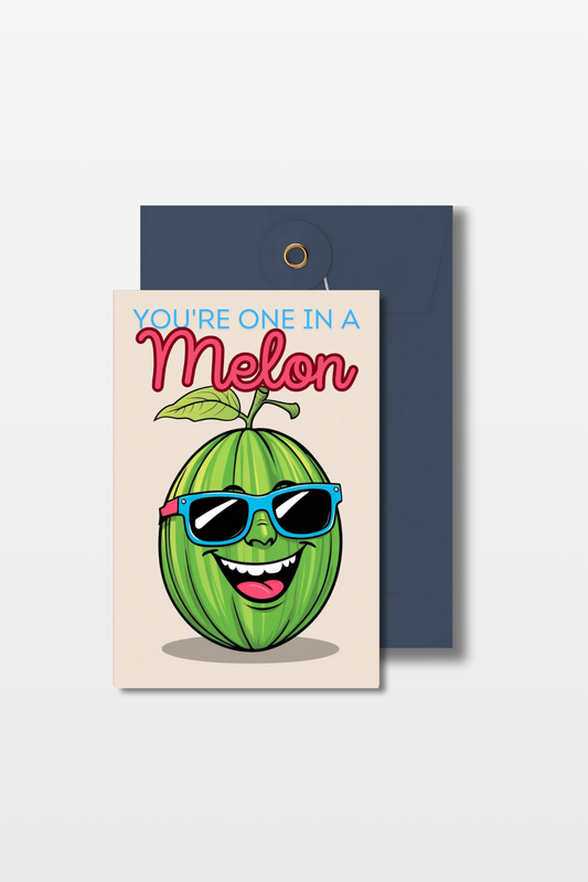 Bedankkaart met een blije meloen met een zonnebril en de tekst 'You're one in a melon' met een blauwe envelop