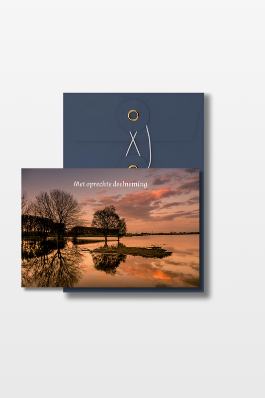 Condoleancekaart met de tekst 'Oprechte Deelneming' en een foto van een zonsondergang over de Nieuwe Dortsche Biesbosch met een blauwe envelop 