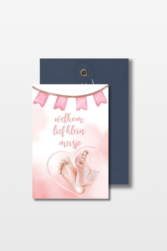 Geboortekaart voor een meisje met roze vlaggetjes, kleine voetjes in een hartje en de tekst 'Welkom lief klein meisje' met een blauwe envelop