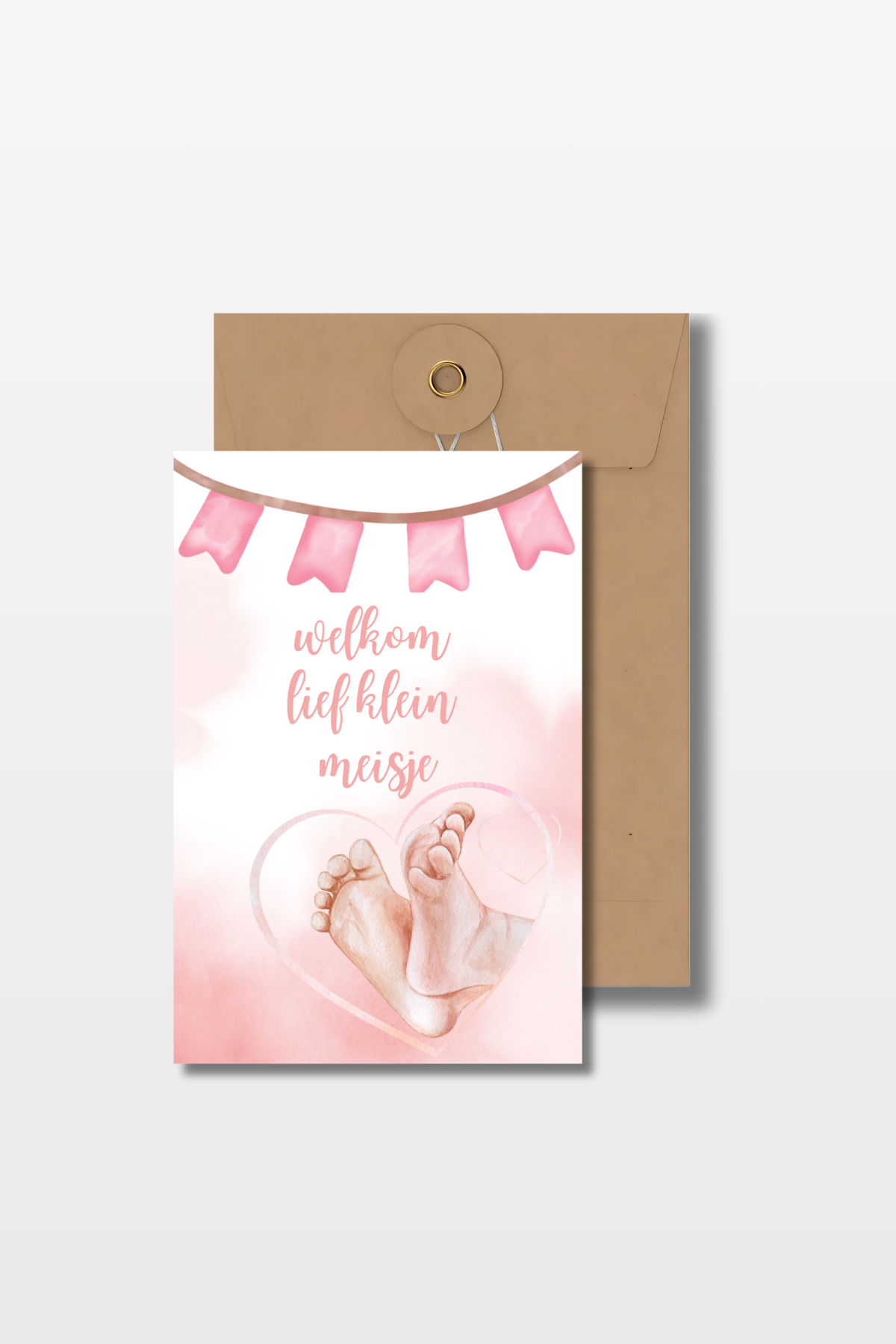 Geboortekaart voor een meisje met roze vlaggetjes, kleine voetjes in een hartje en de tekst 'Welkom lief klein meisje' met een bruine envelop