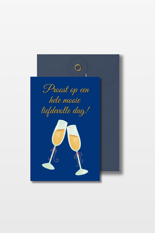 Huwelijkskaart met de tekst 'Proost op een hele mooie liefdevolle dag' en twee proostende glazen met een blauwe envelop