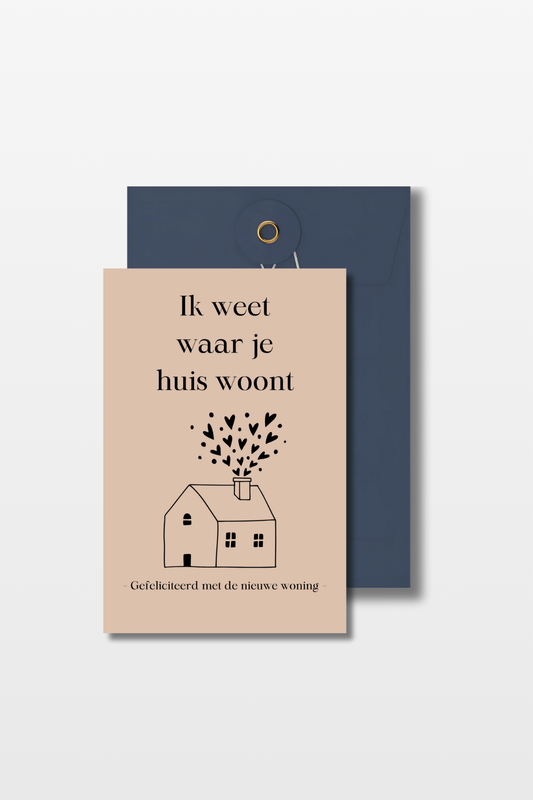 Bruine nieuwe woning kaart met een huisje en hartjes uit de schoorsteen en een blauwe envelop