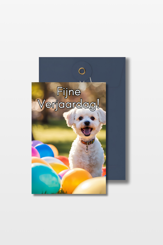 Verjaardagskaart met een Maltipoo en veel ballonnen, met de tekst 'Fijne verjaardag!' en een blauwe envelop