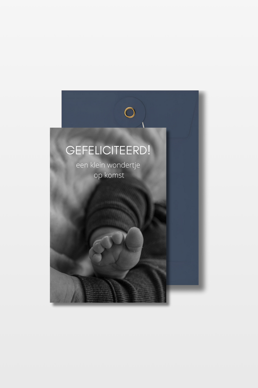 Zwangerschapskaart met de tekst 'Gefeliciteerd! Een klein wondertje op komst' en babyvoetjes op een achtergrond met een blauwe envelop