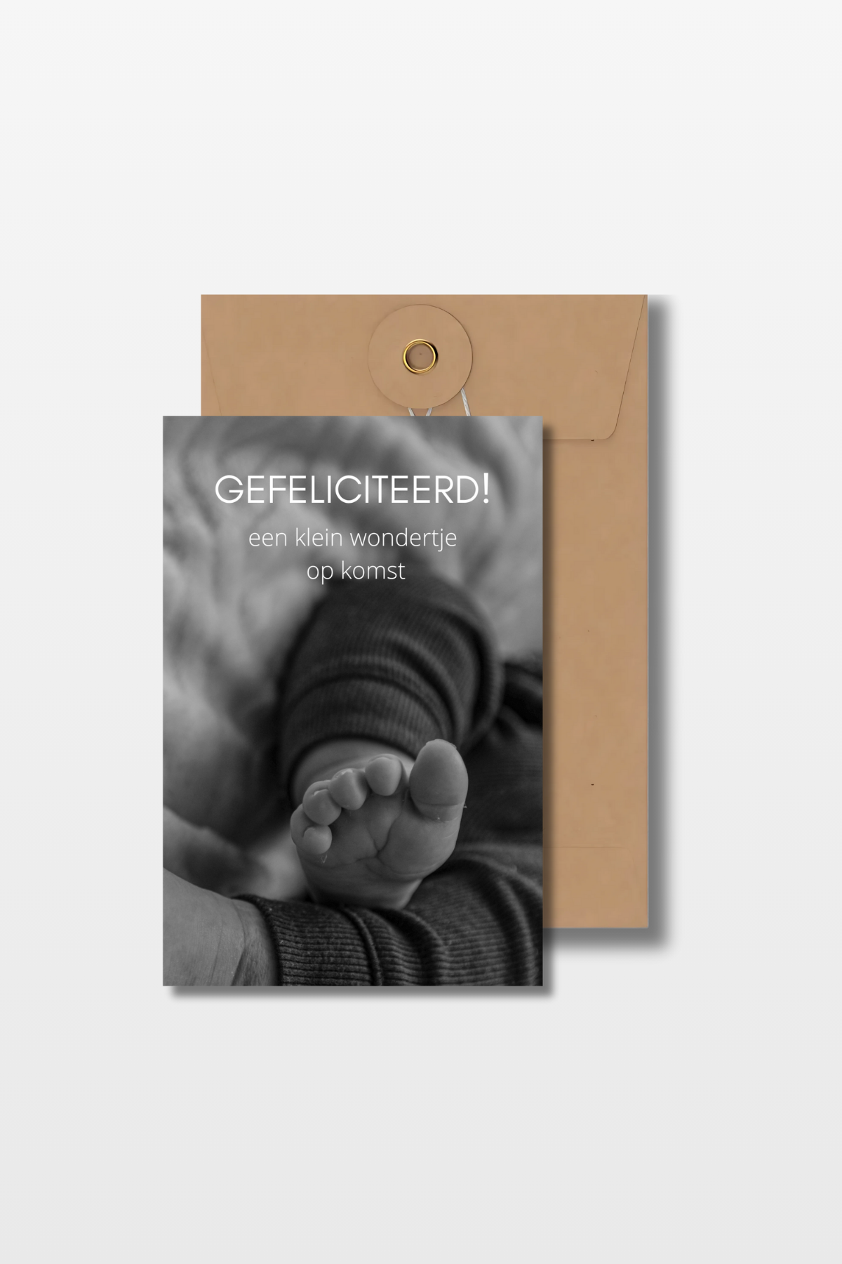 Zwangerschapskaart met de tekst 'Gefeliciteerd! Een klein wondertje op komst' en babyvoetjes op een achtergrond met een bruine envelop