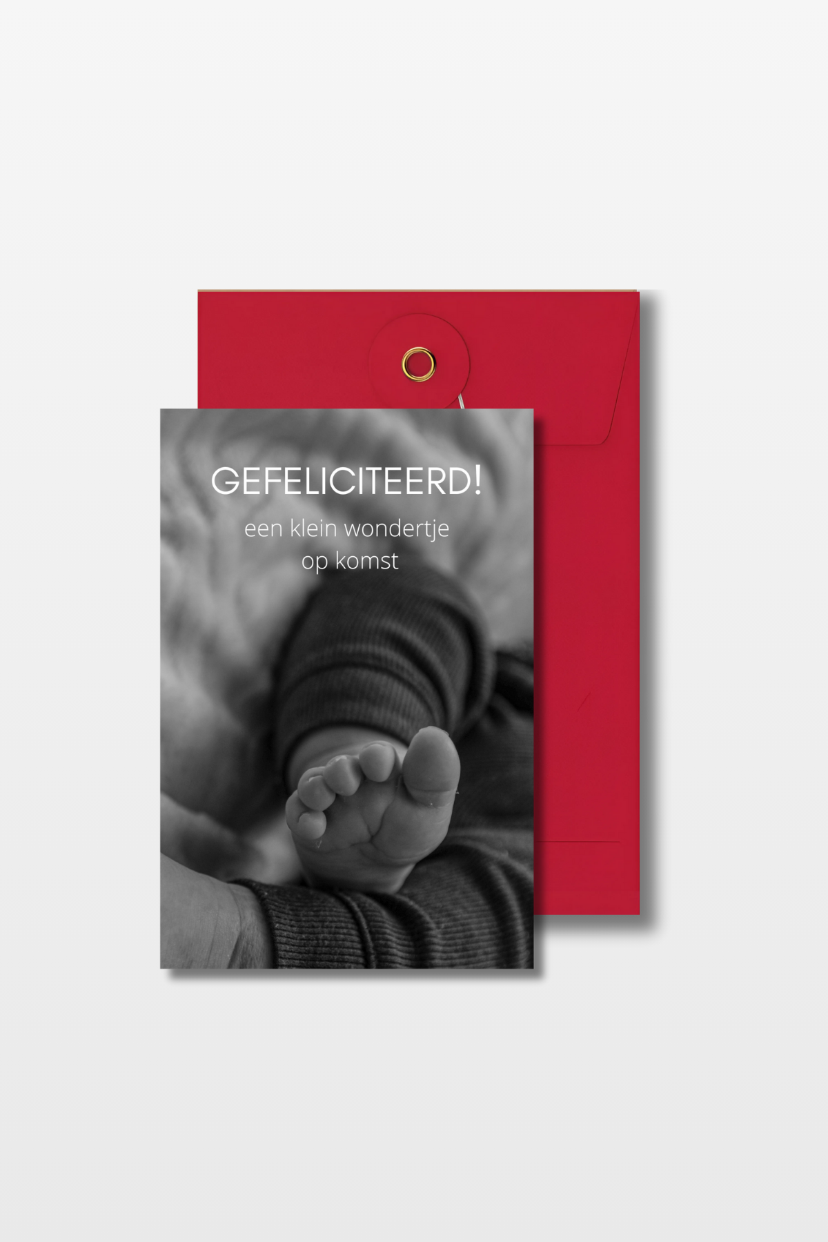 Zwangerschapskaart met de tekst 'Gefeliciteerd! Een klein wondertje op komst' en babyvoetjes op een achtergrond met een rode envelop